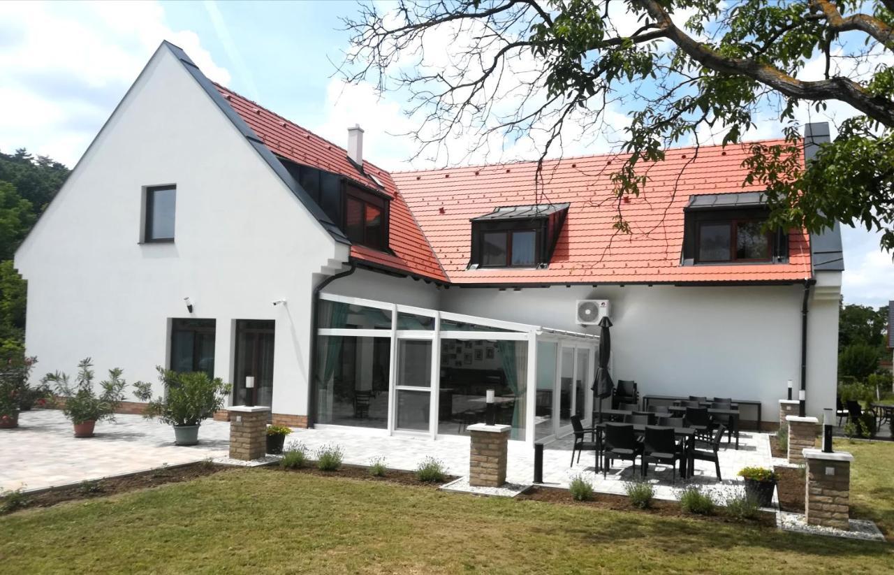 Bed and Breakfast Dreko Panzio & Borbisztro Győrújbarát Exterior foto