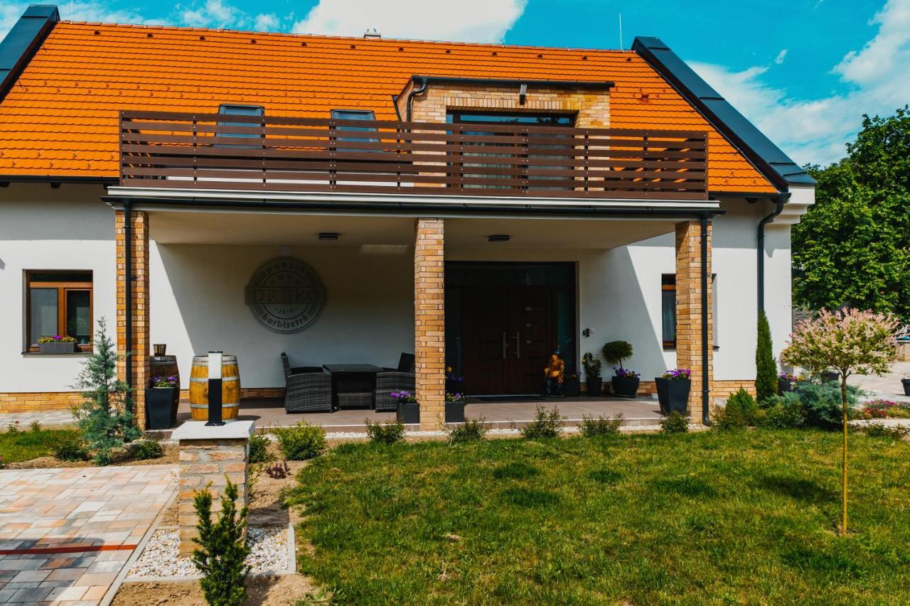 Bed and Breakfast Dreko Panzio & Borbisztro Győrújbarát Exterior foto