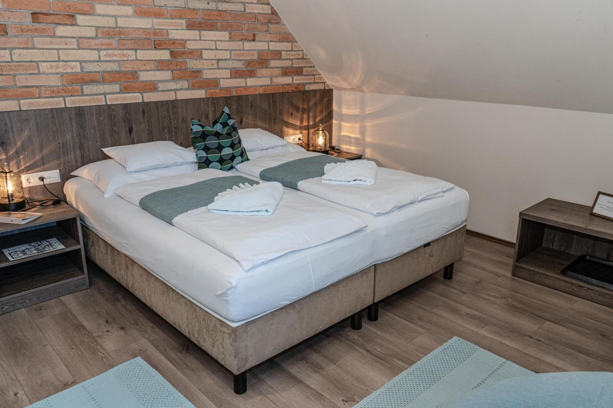 Bed and Breakfast Dreko Panzio & Borbisztro Győrújbarát Exterior foto