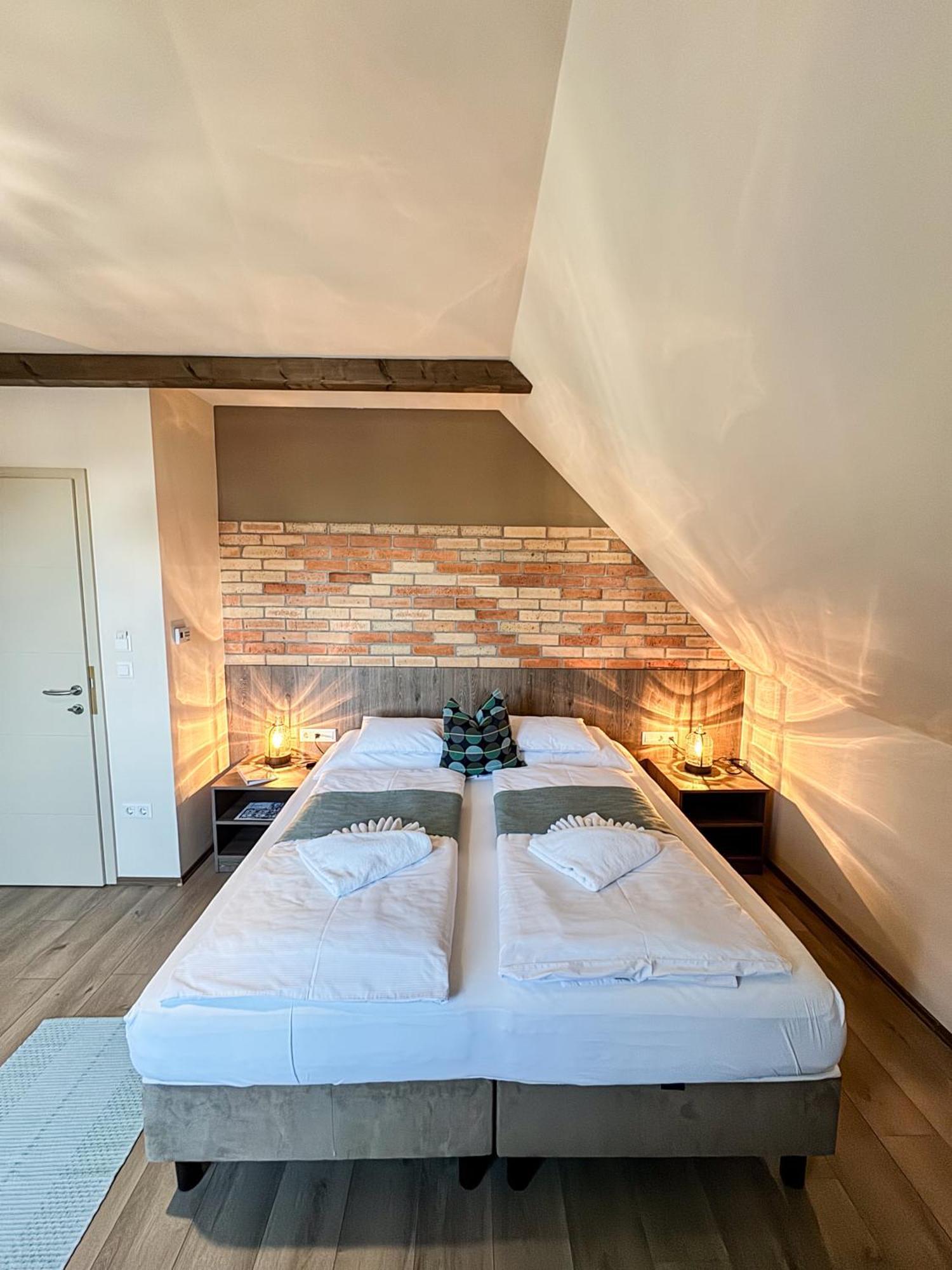 Bed and Breakfast Dreko Panzio & Borbisztro Győrújbarát Exterior foto