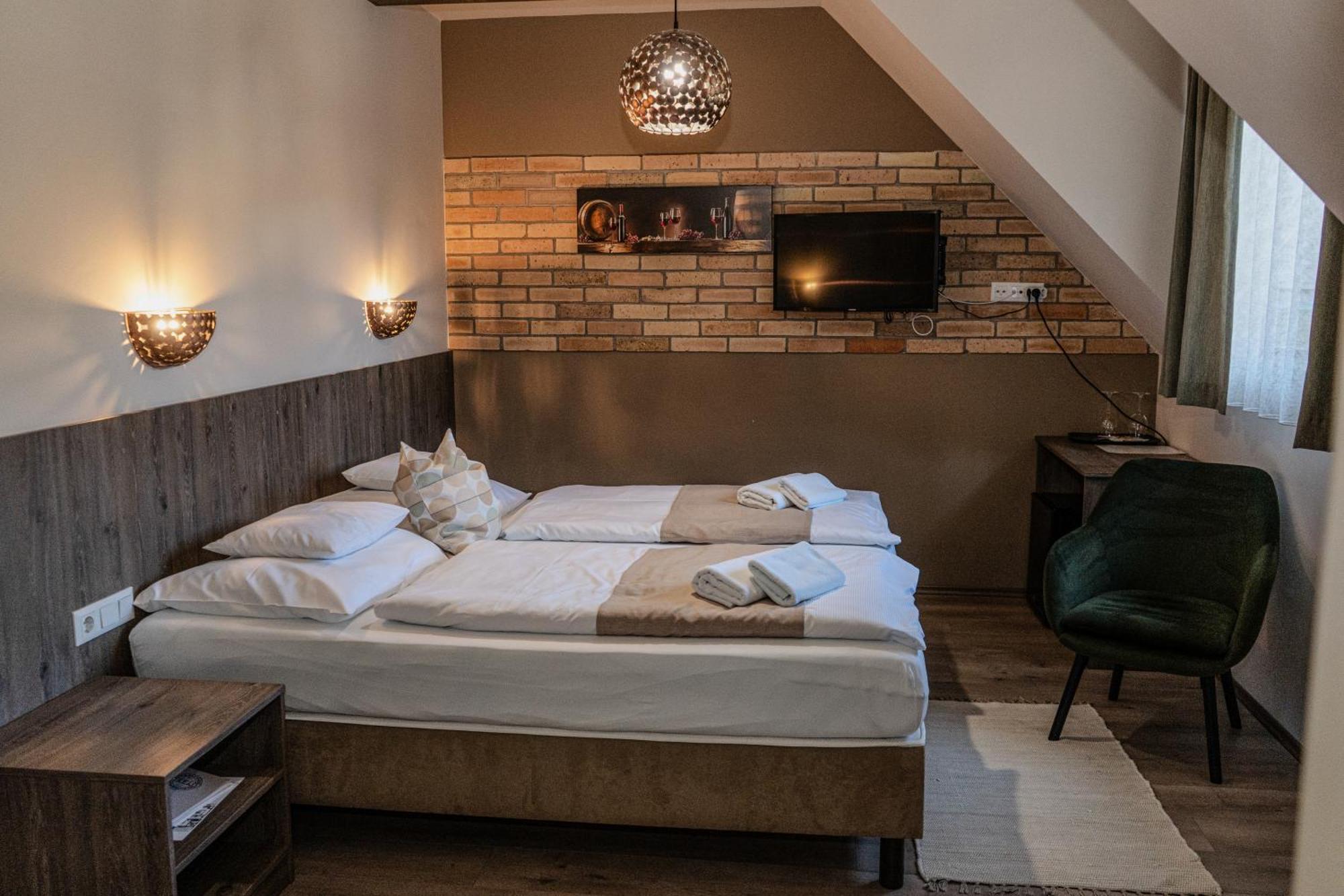 Bed and Breakfast Dreko Panzio & Borbisztro Győrújbarát Exterior foto