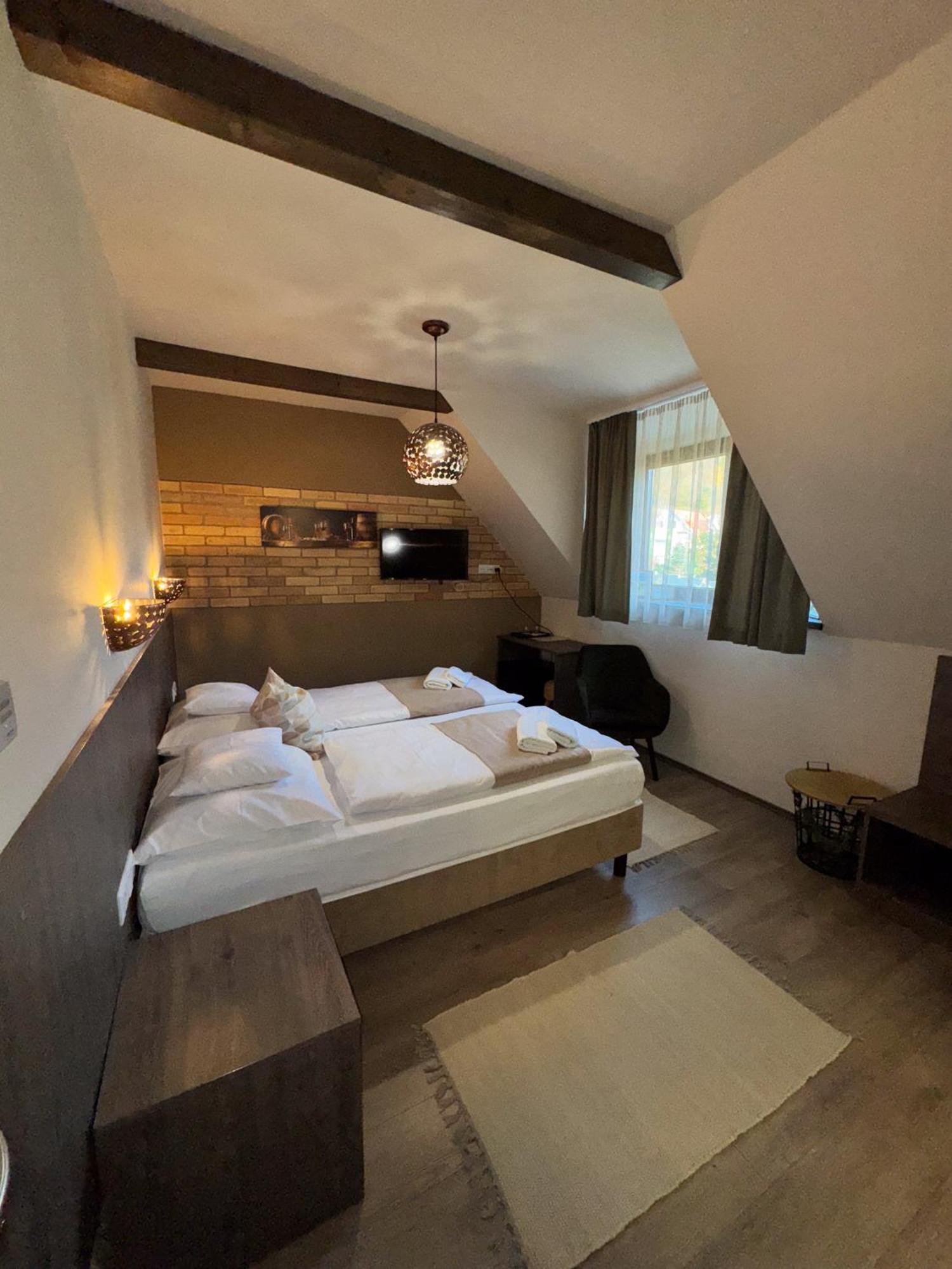 Bed and Breakfast Dreko Panzio & Borbisztro Győrújbarát Exterior foto