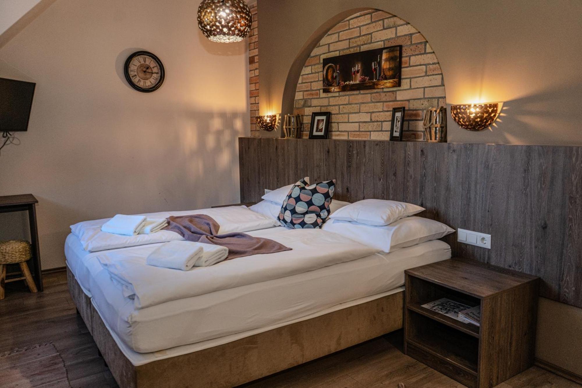 Bed and Breakfast Dreko Panzio & Borbisztro Győrújbarát Exterior foto