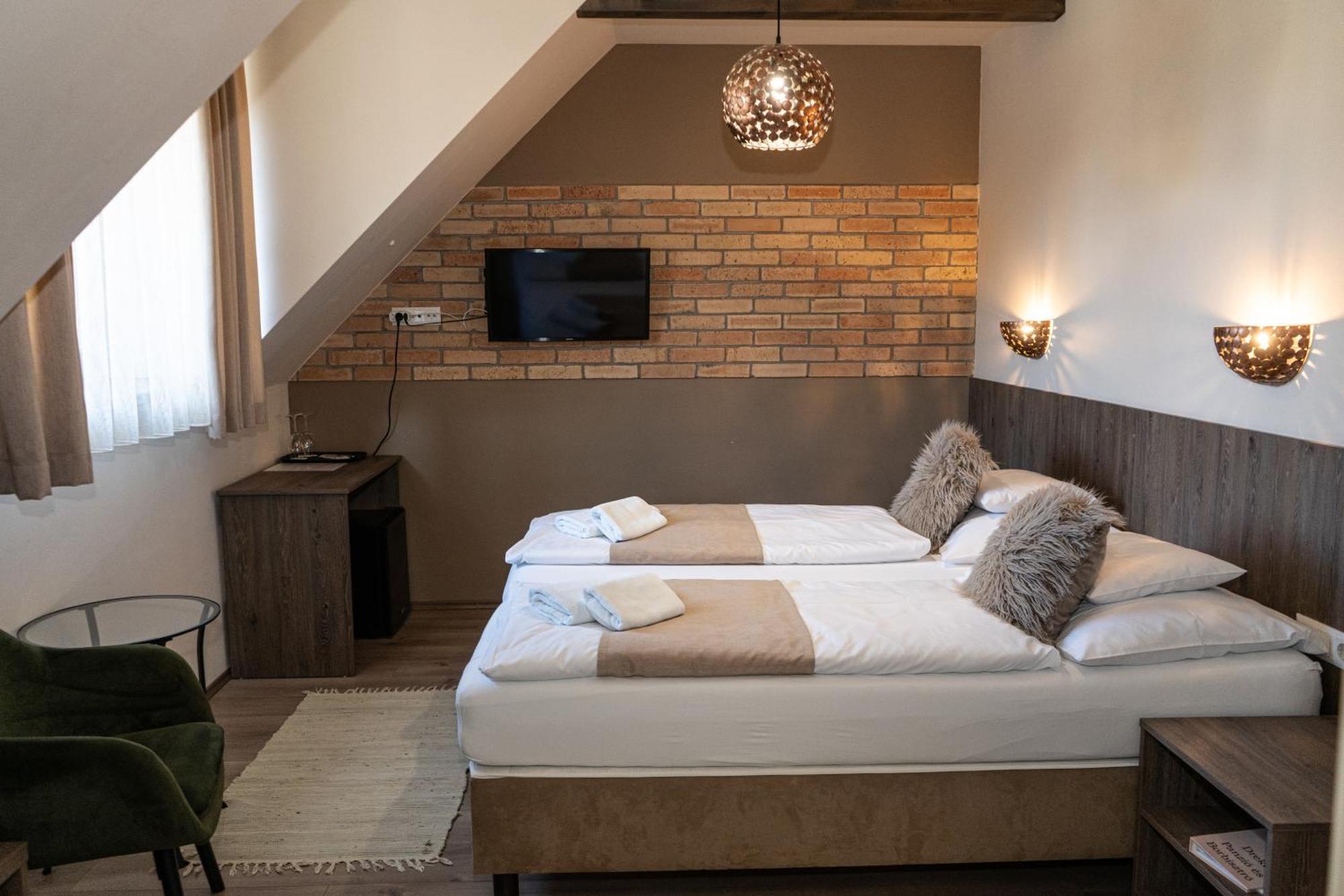 Bed and Breakfast Dreko Panzio & Borbisztro Győrújbarát Exterior foto